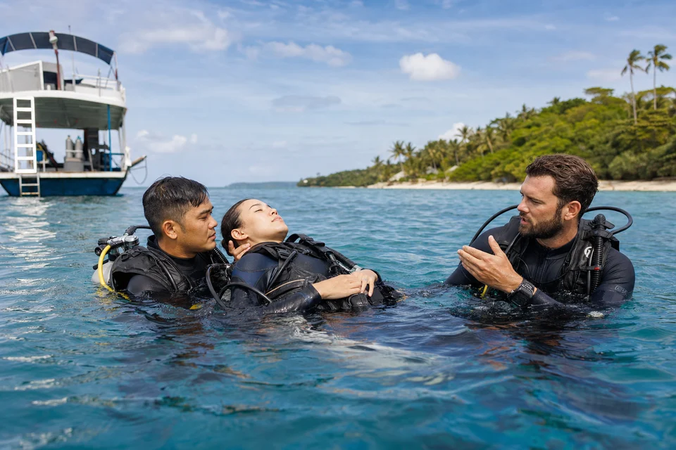 Rescue Diver students practicing a controlled surface assistance scenario