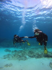 padi open water student and rescue students diving fun diving together